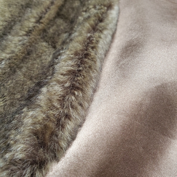 LE CHATEAU Fur Vest - Picture 4 of 5